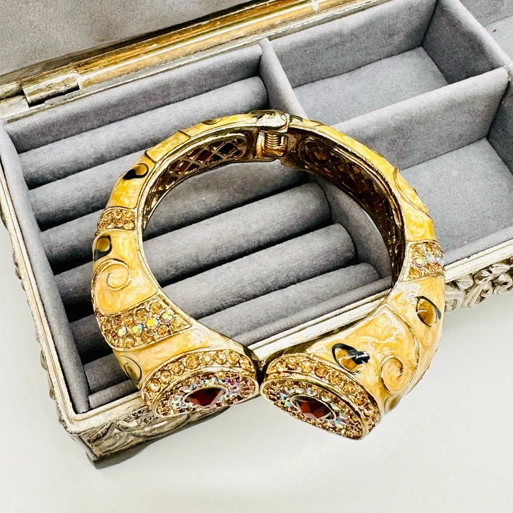 🔥 Gorgeous Rhinestone Statement Bracelet - Picture 17 of 17
